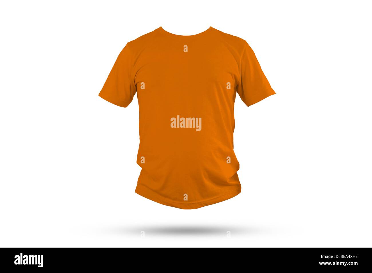 Mockup di T-shirt arancione per la visione frontale sospeso su uno sfondo grigio chiaro con ombre morbide, ideale per layout di branding, anteprime stampate, annunci di abbigliamento, eco Foto Stock