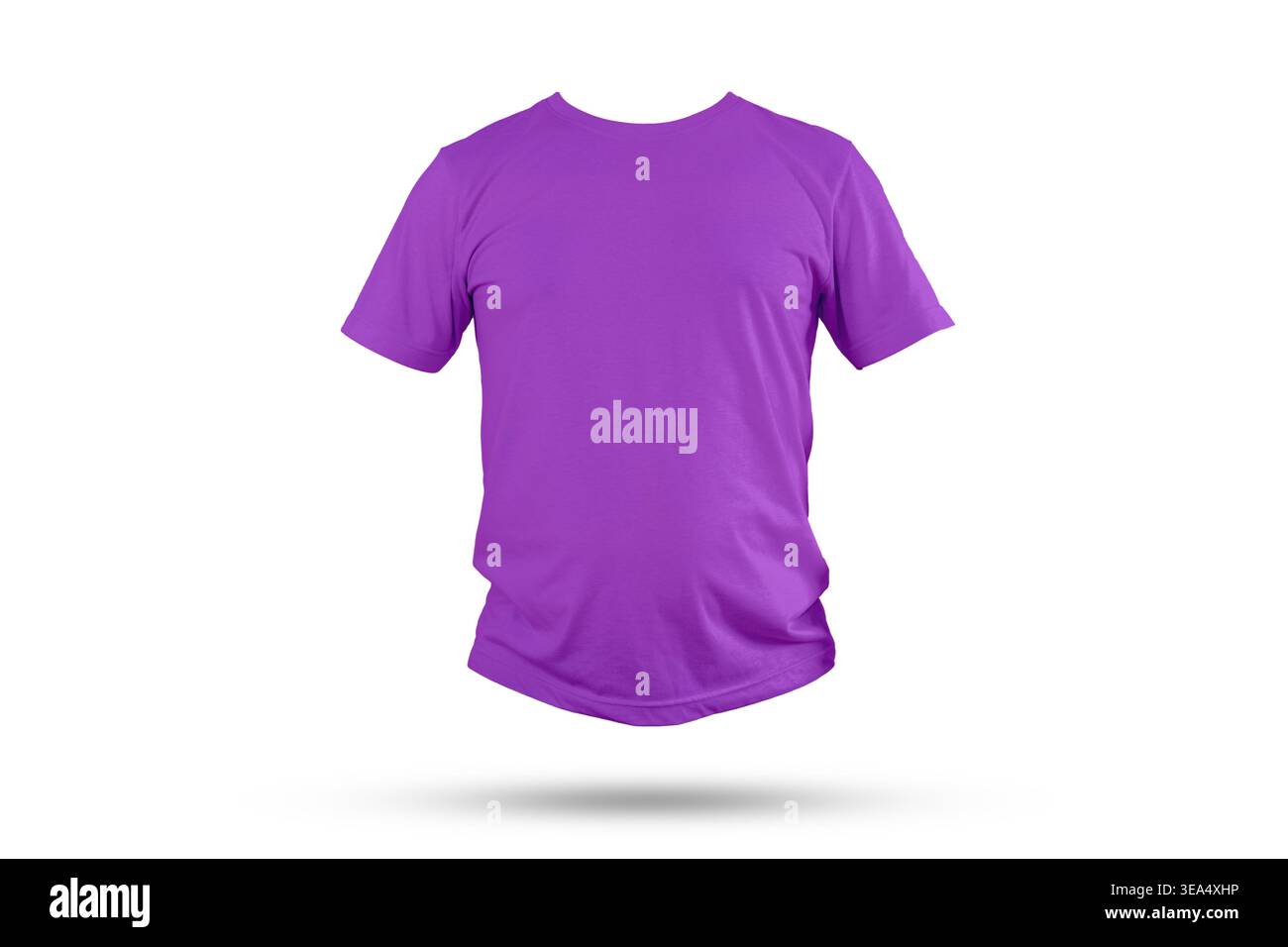 Modello di T-shirt viola per la visione frontale sospeso su uno sfondo grigio chiaro con un'ombra morbida, ideale per concept di branding, anteprime stampate, ballo di abbigliamento Foto Stock