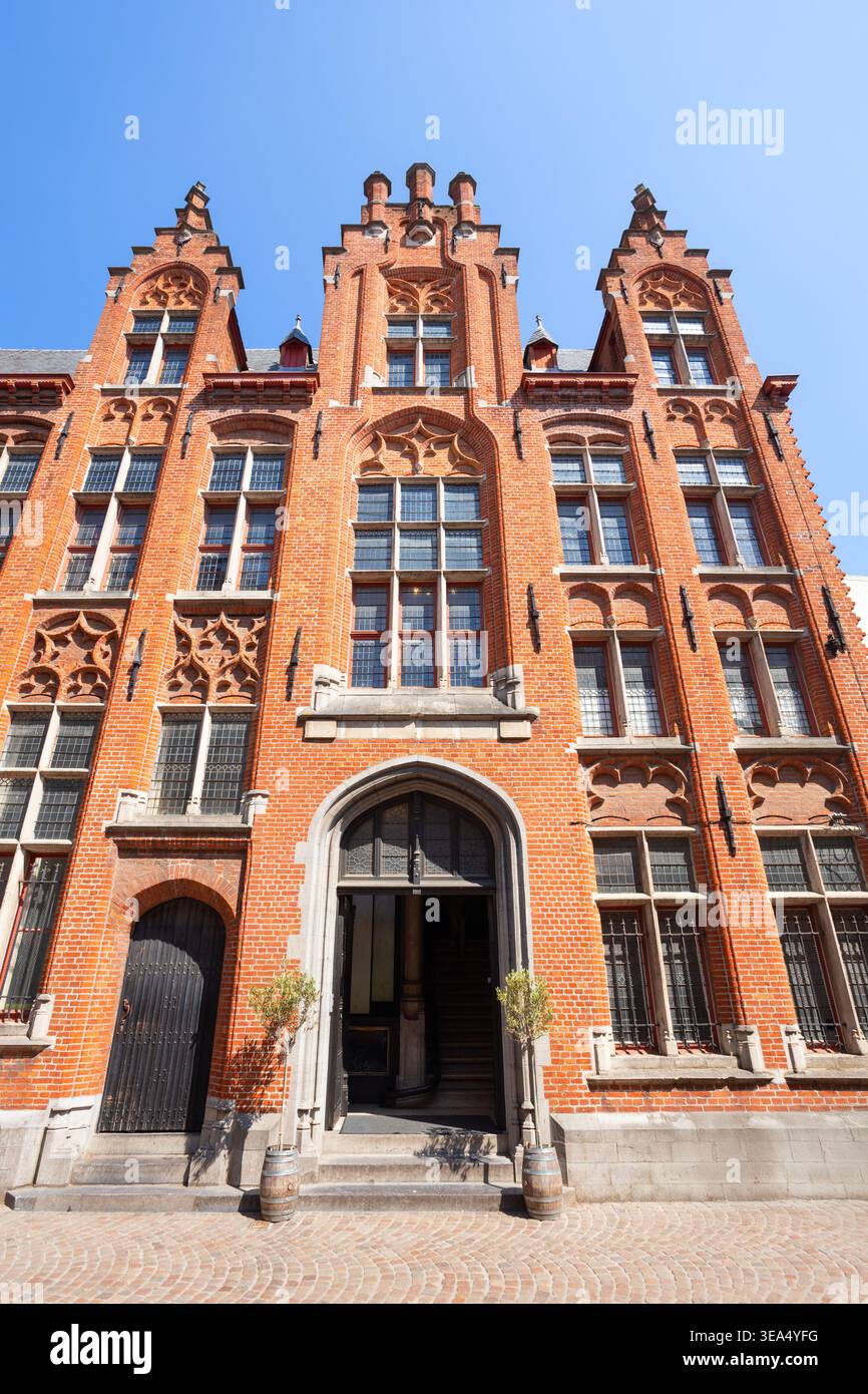 Lo storico edificio del museo Bruges Beer Experience sul Grote Markt nella città di Bruges, Belgio Foto Stock