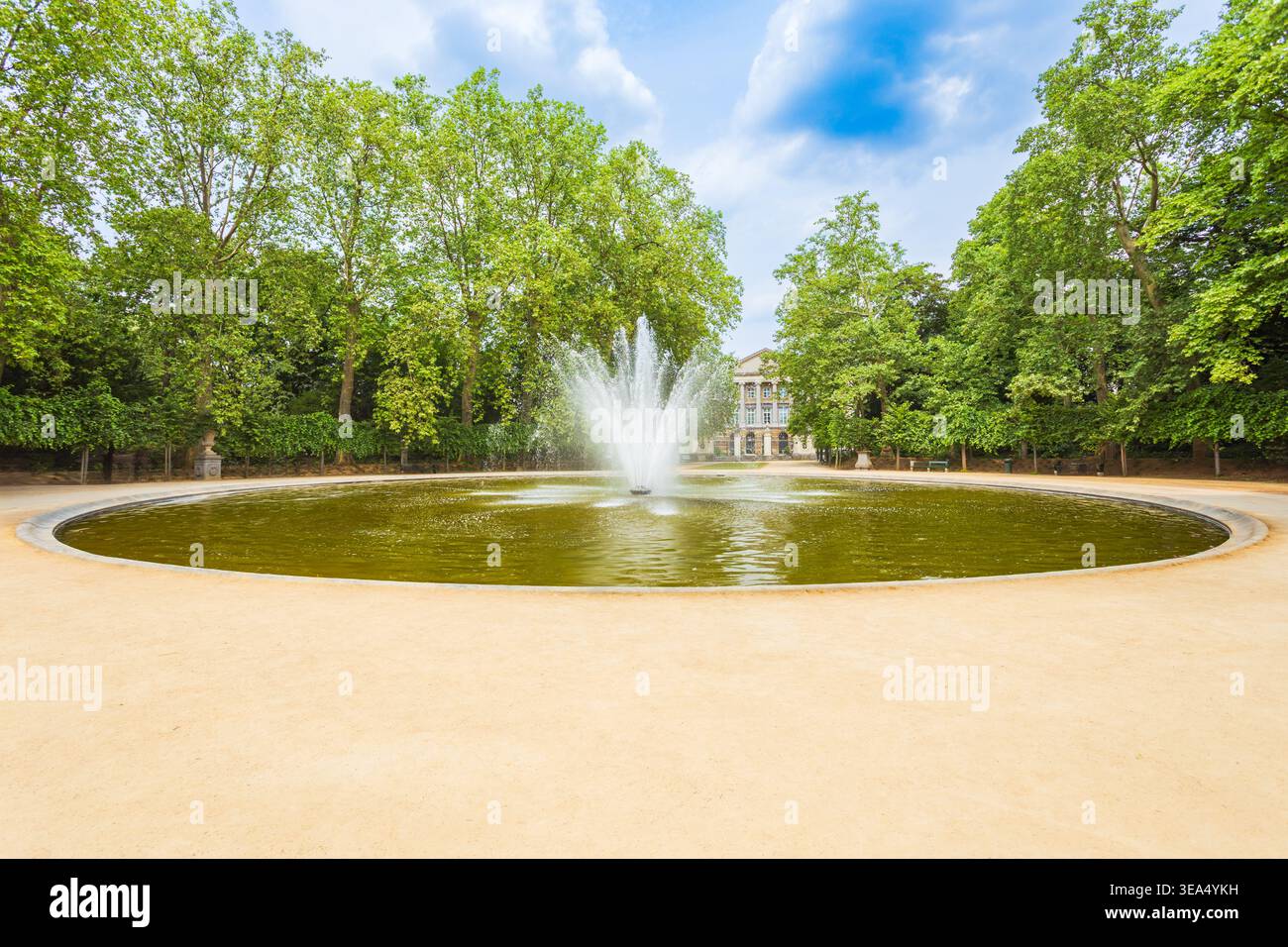 Vista della fontana nel parco di Bruxelles o del Warandepark con l'edificio del Parlamento federale nella città di Bruxelles, Belgio Foto Stock