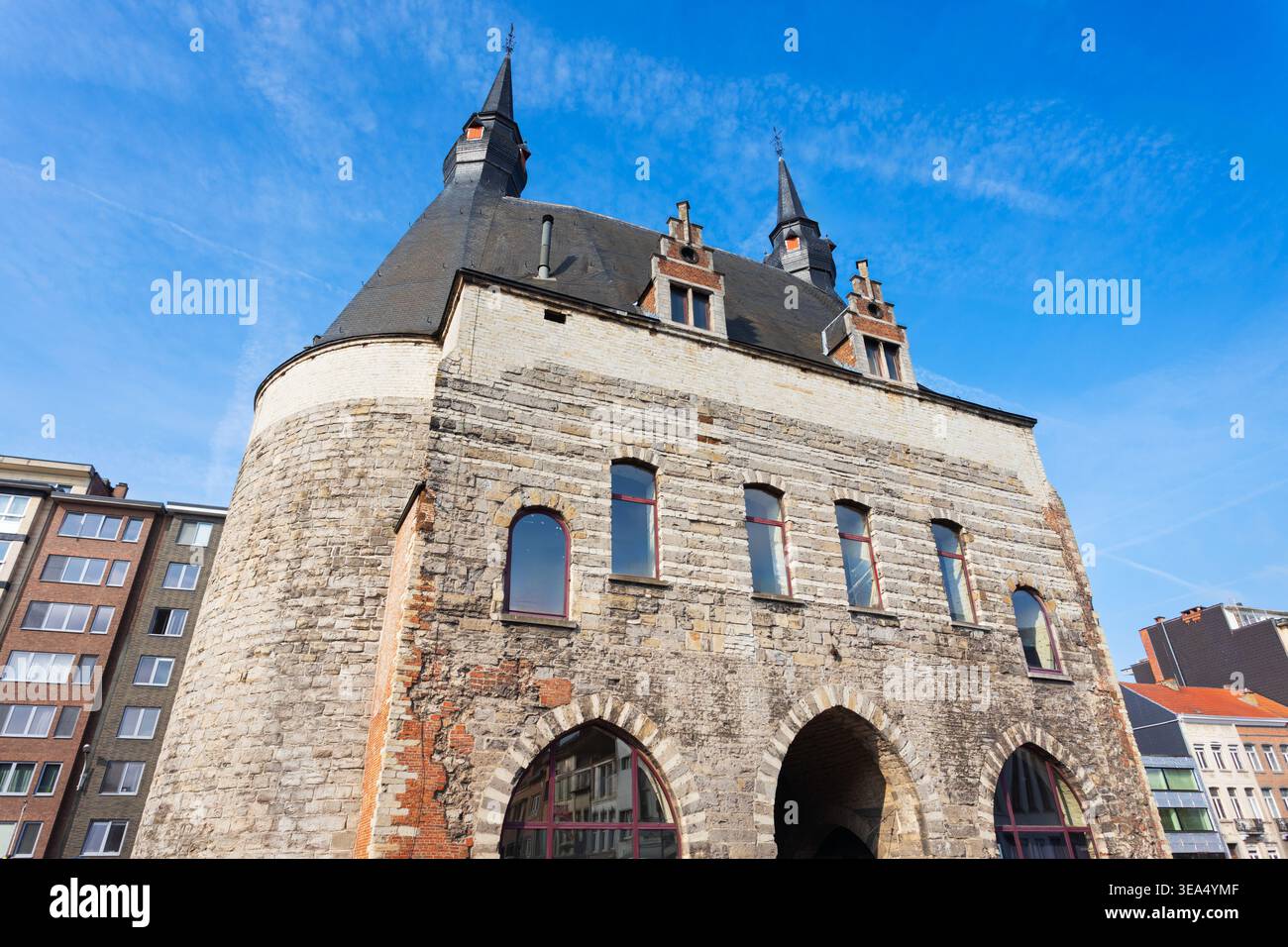 Lo storico Brussels Gate o Brusselpoort, edificio medievale della porta a Mechelen, Belgio Foto Stock