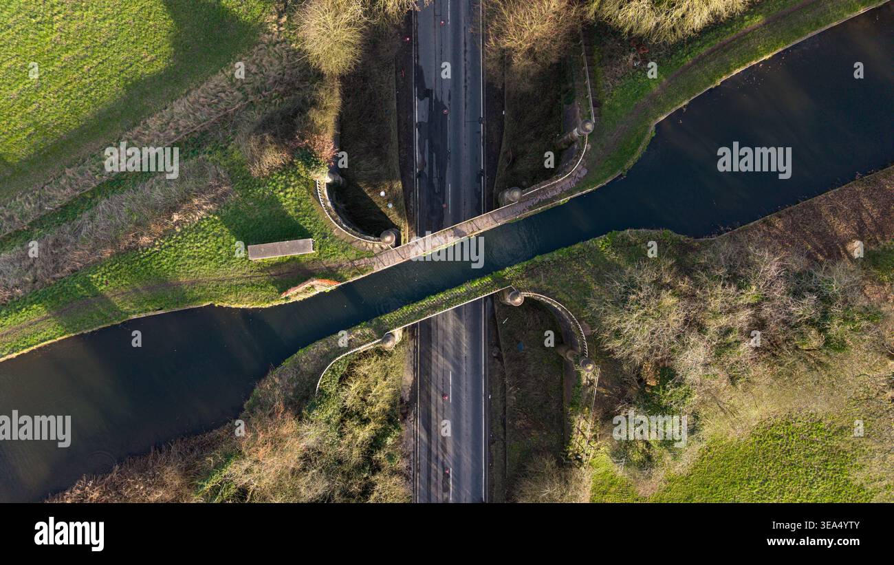 Stretton Aqueduct sopra la strada A5 vuota, paesaggio aereo orizzontale, Inghilterra Foto Stock
