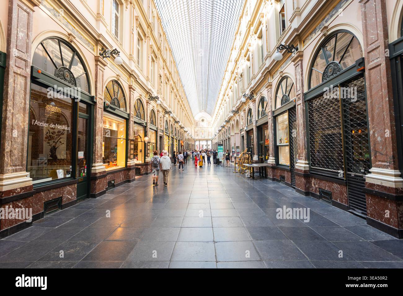 Bruxelles, Belgio - 17 giugno 2023: Vista interna delle Galeries Royales Saint Hubert o Royal Saint-Hubert Galleries nella città di Bruxelles, Belgio Foto Stock