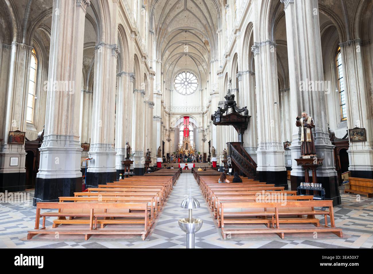 Bruxelles, Belgio - 17 giugno 2023: Vista interna della chiesa di Santa Caterina o di Sint-Katelijnekerk con archi gotici nella città di Bruxelles, Belgio Foto Stock