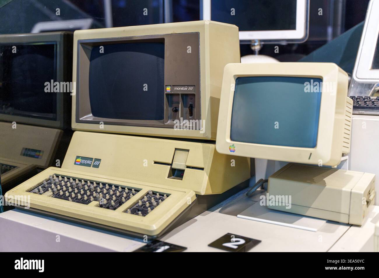 Istanbul, Turchia - 25 marzo 2026: Configurazione di computer Apple vintage con tastiera Old monitor e Classic retro Technology Design. Foto di alta qualità Foto Stock