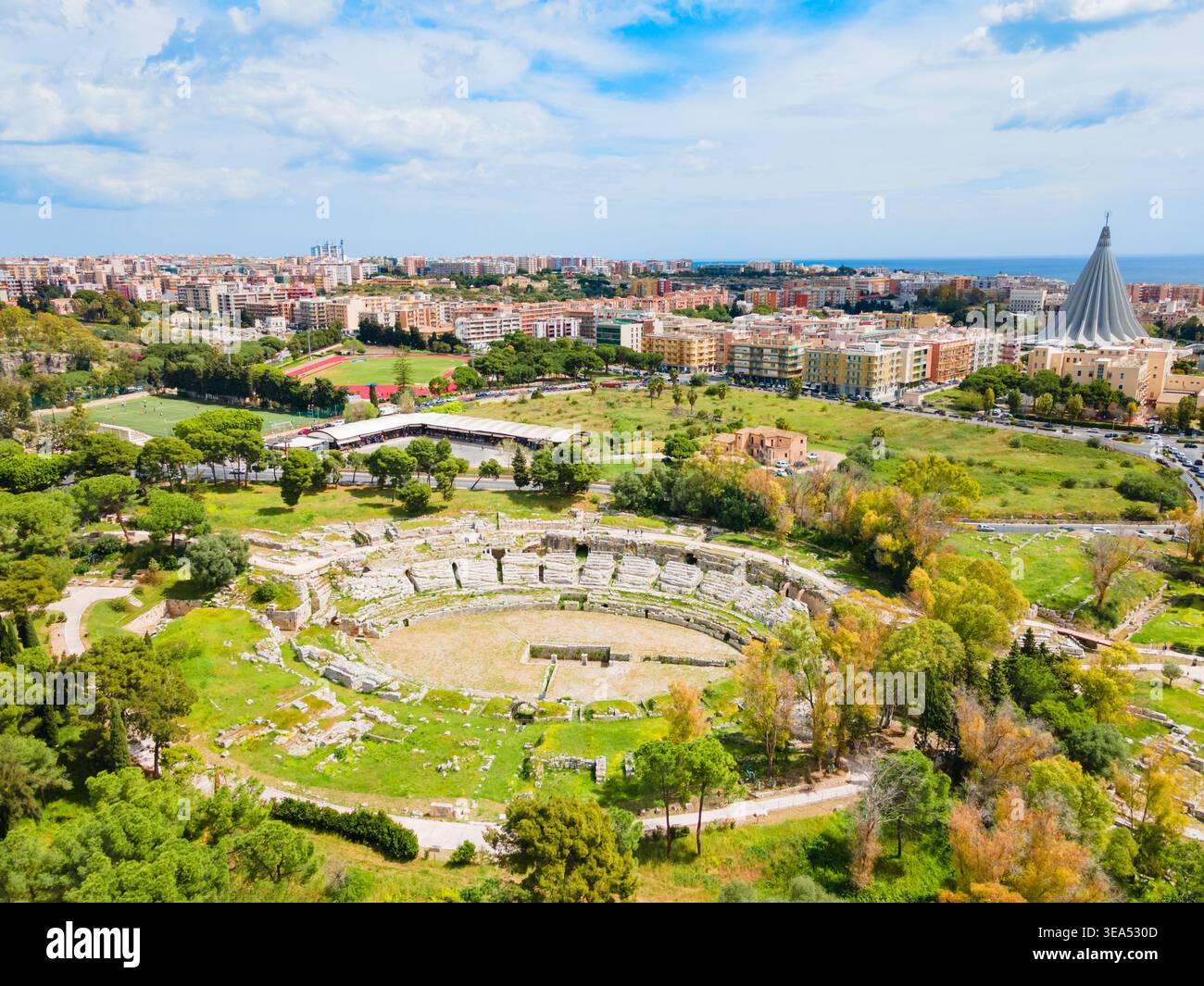 Anfiteatro Romano o Anfiteatro Romano presso il Parco Archeologico della Neapolis vista panoramica aerea di Siracusa. Siracusa è la quarta città più grande di Foto Stock