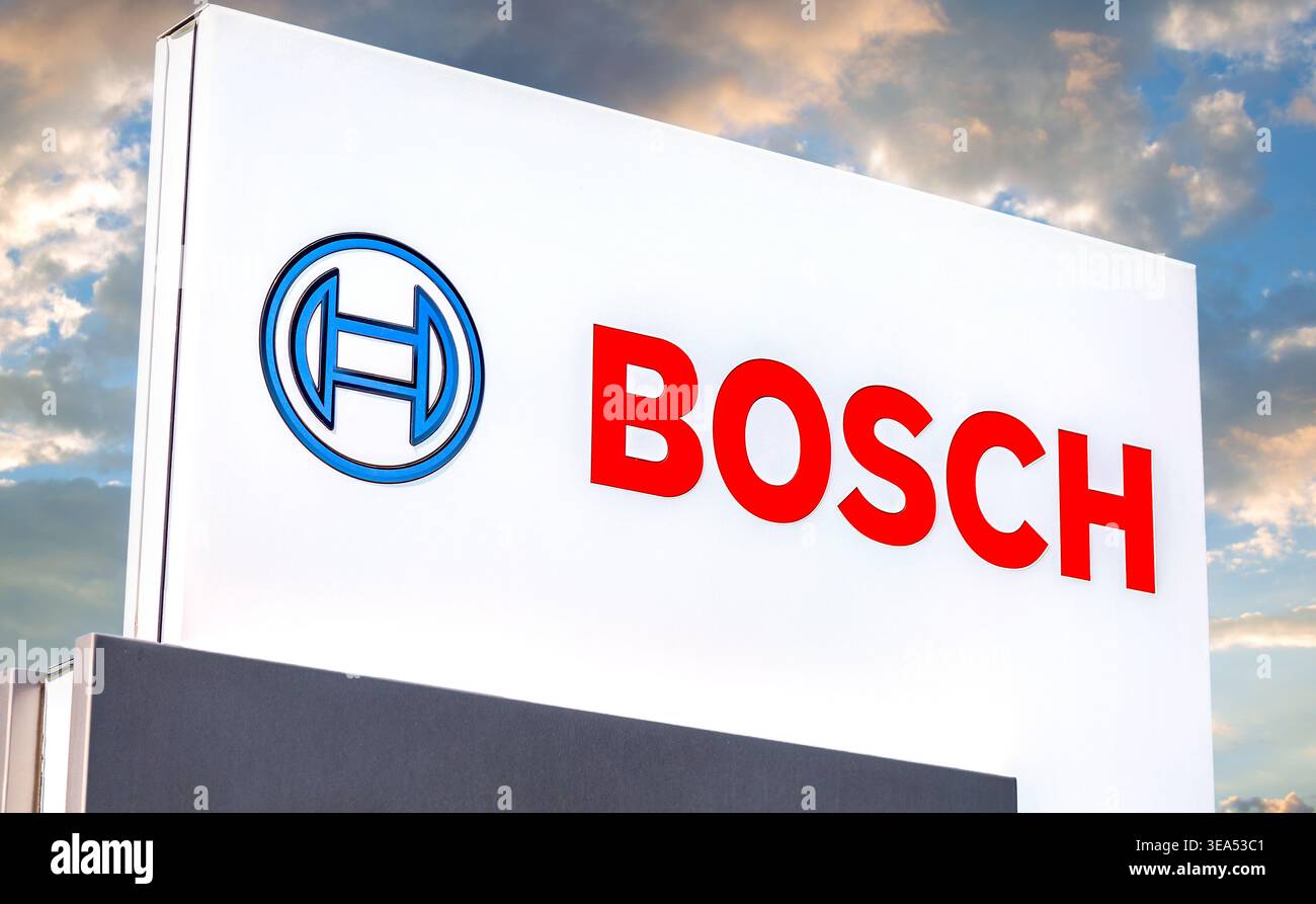 Samara, Russia - 14 maggio 2020: Cartello Bosch contro un cielo. Bosch è un'azienda multinazionale di ingegneria ed elettronica Foto Stock