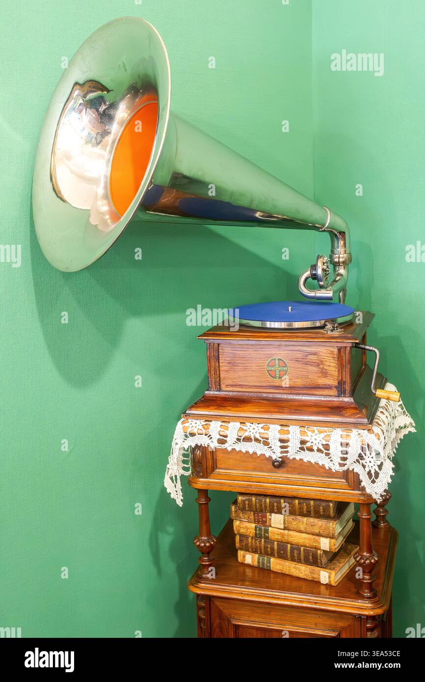 Borovichi, Russia - 17 luglio 2025: Dispositivo musicale. Vecchio grammofono su scatola di legno. Antico lettore di dischi in ottone. Gramophone con altoparlante a clacson Foto Stock