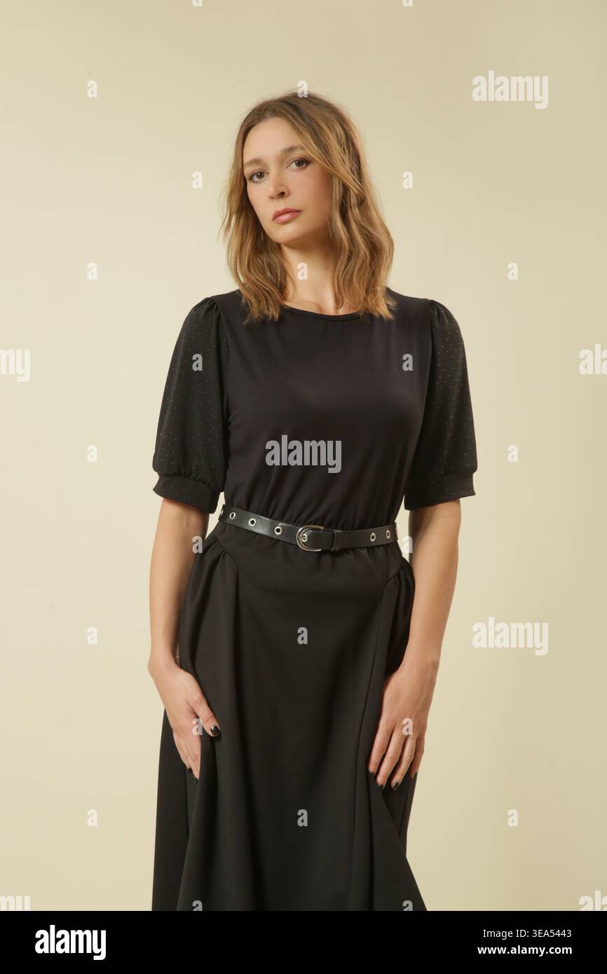 Ritratto di moda da studio di donna in abito A-line nero A manica corta con cintura - stile classico e senza tempo Foto Stock