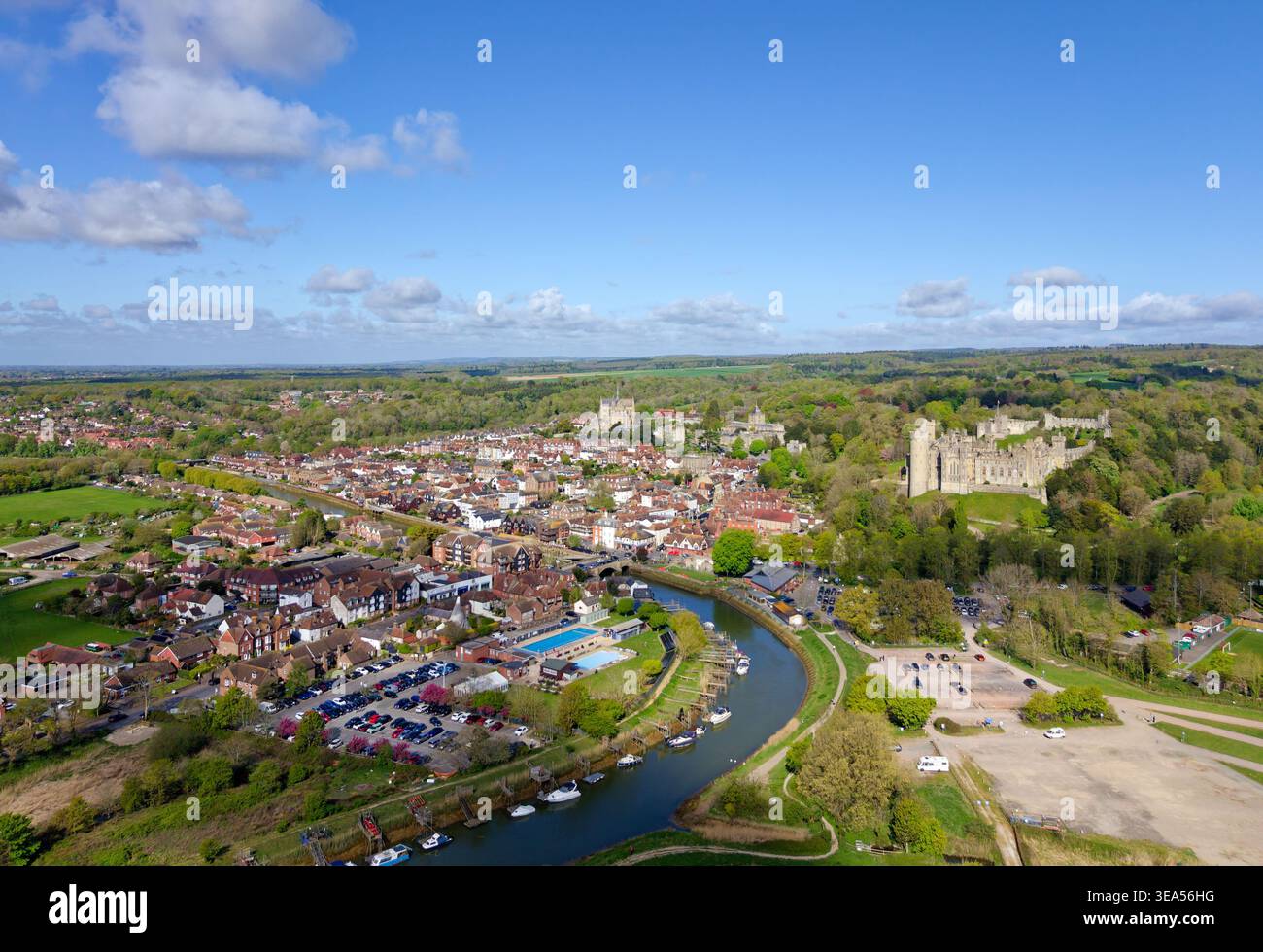 Vista aerea dal drone del castello di Arundel e della città mercato britannica di Arundel, con il fiume Arun, in un giorno di primavera soleggiata nel West Sussex, Inghilterra, Regno Unito. Foto Stock
