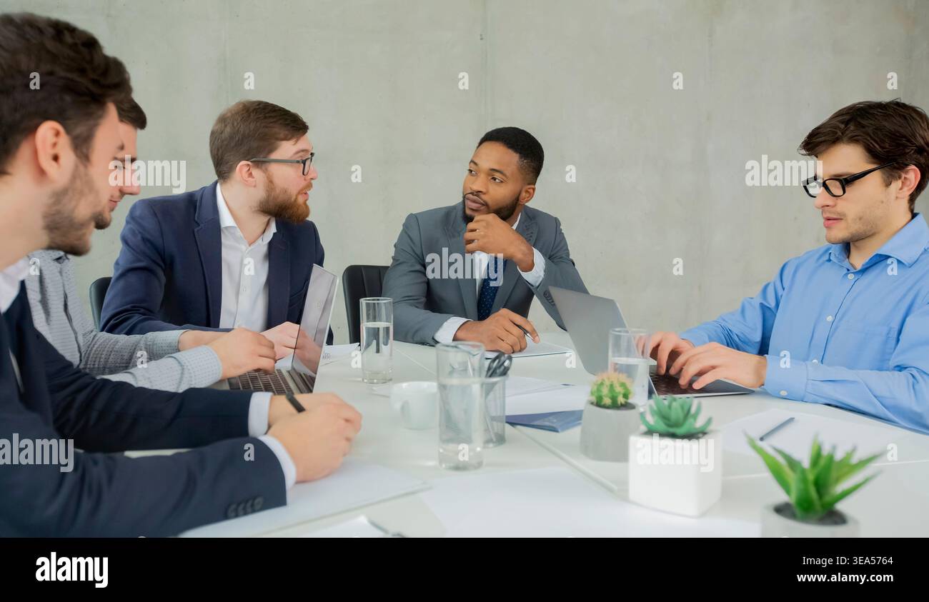 Riunione d'affari. Imprenditori multirazziali che hanno discusso in ufficio Foto Stock