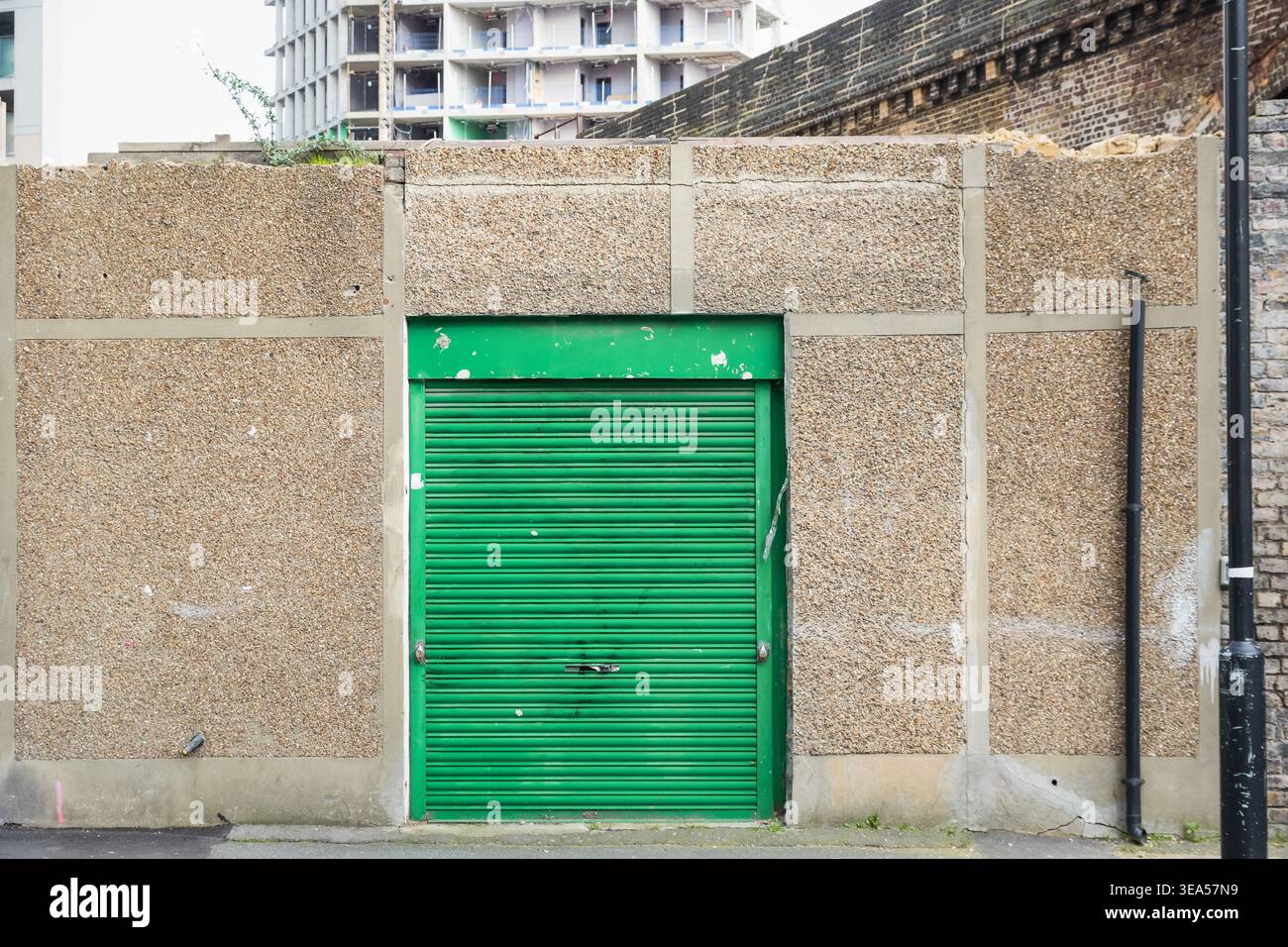 Rimase di fronte a un edificio demolito nell'Elephant and Castle, Londra Foto Stock