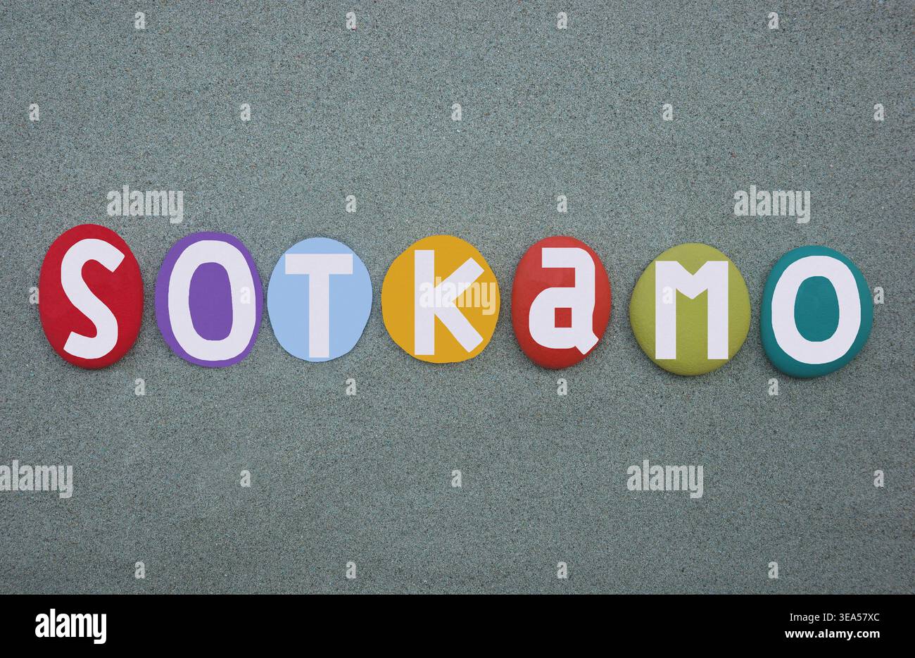 Sotkamo, comune della Finlandia, situato nella regione di Kainuu. Souvenir o logo creativo composto da lettere in pietra multicolori dipinte a mano Foto Stock
