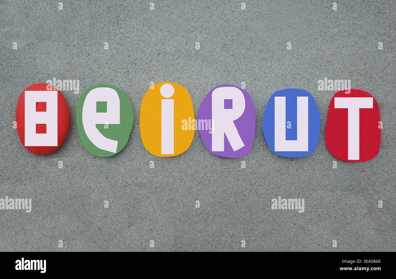 Beirut, capitale e città più grande del Libano, souvenir composto con lettere in pietra multicolori dipinte a mano in modo creativo Foto Stock