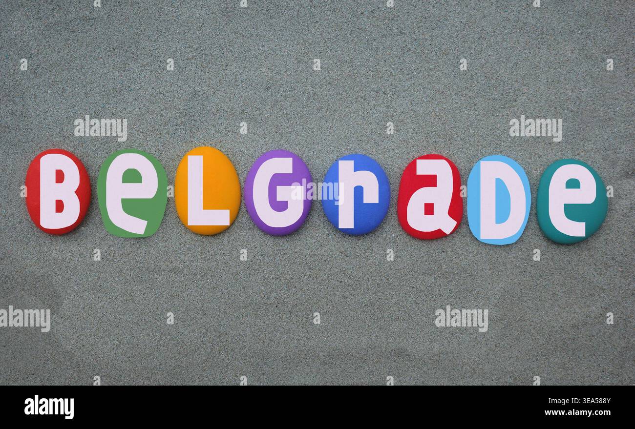 Belgrado, capitale della Serbia, logo creativo composto da lettere in pietra multicolori dipinte a mano su sabbia verde Foto Stock