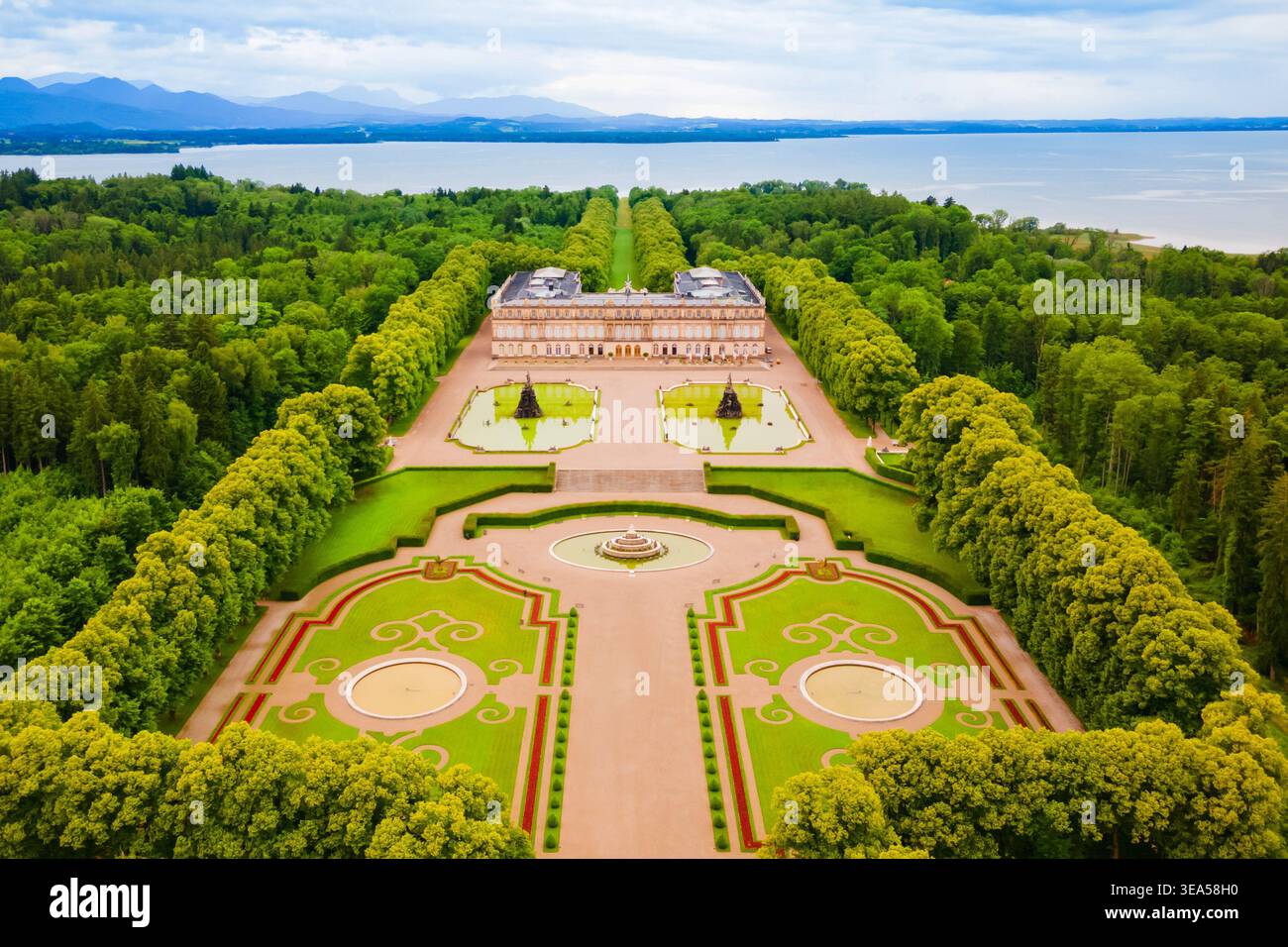 Herrenchiemsee Palace vista panoramica aerea, è un complesso di edifici reali su Herreninsel, l'isola più grande del lago Chiemsee, nel sud B Foto Stock