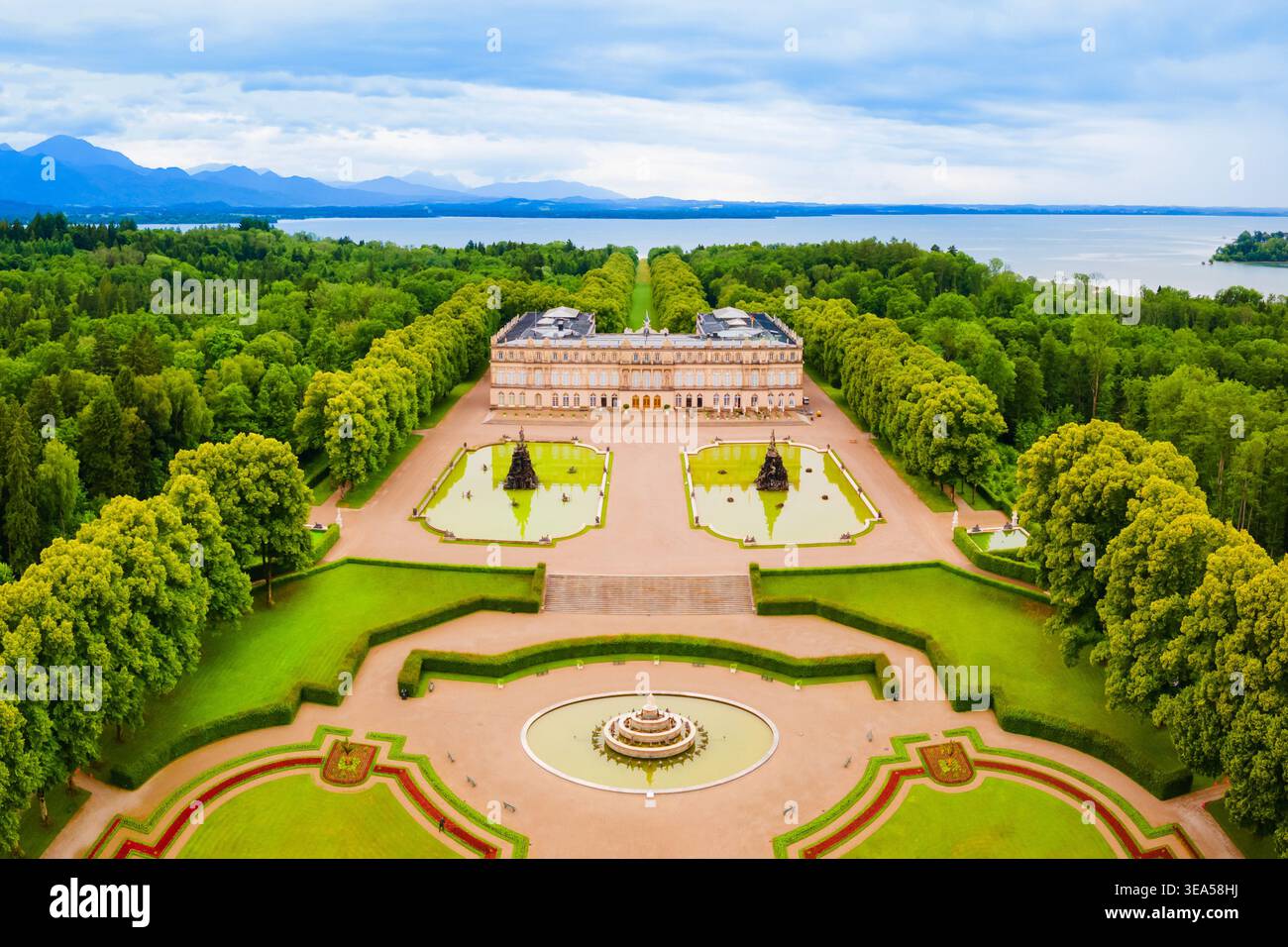 Herrenchiemsee Palace vista panoramica aerea, è un complesso di edifici reali su Herreninsel, l'isola più grande del lago Chiemsee, nel sud B Foto Stock