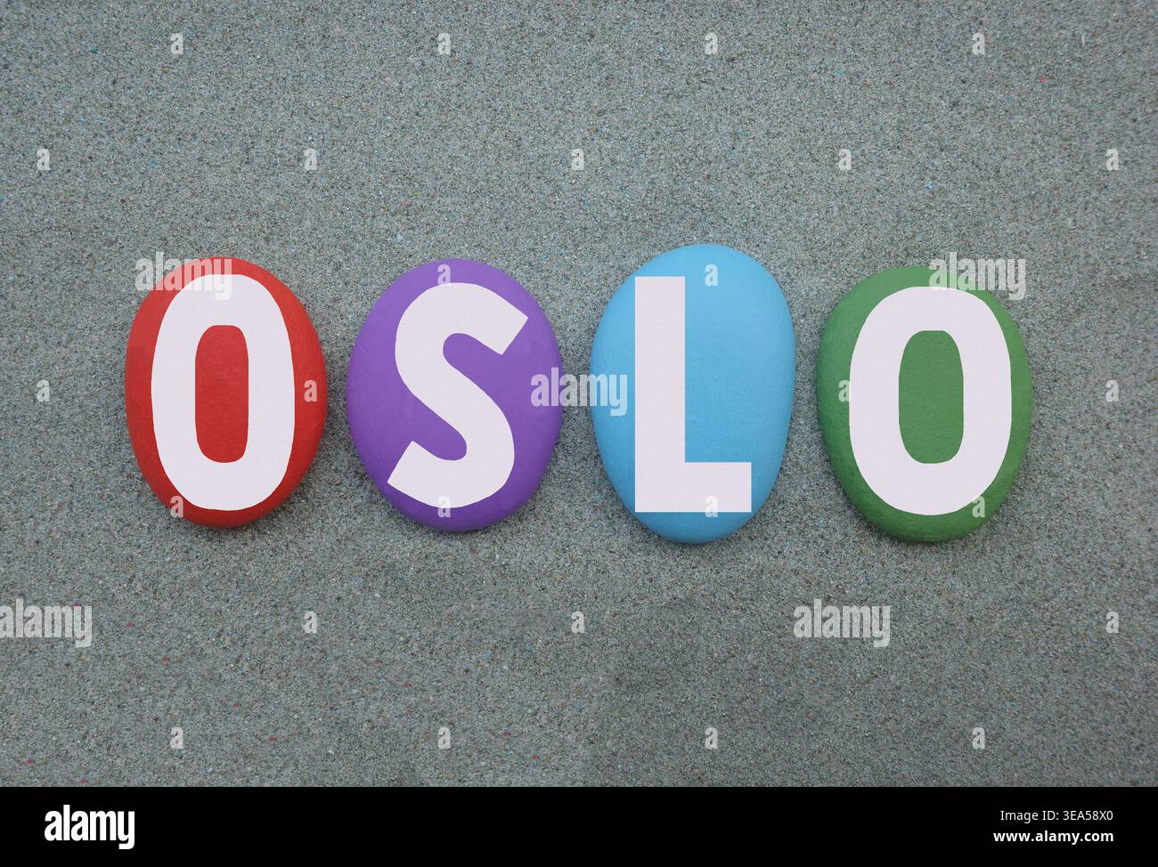 Oslo, capitale della Norvegia, logo creativo e souvenir composto da lettere in pietra dipinte a mano su sabbia verde Foto Stock