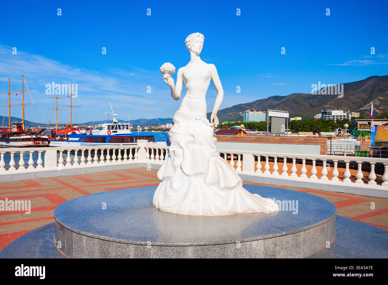 Gelendzhik, Russia - 03 ottobre 2020: White Bride o Belaya Nevestochka scultura in Gelendzhik località città situata sulla riva del Mar Nero a Krasnod Foto Stock