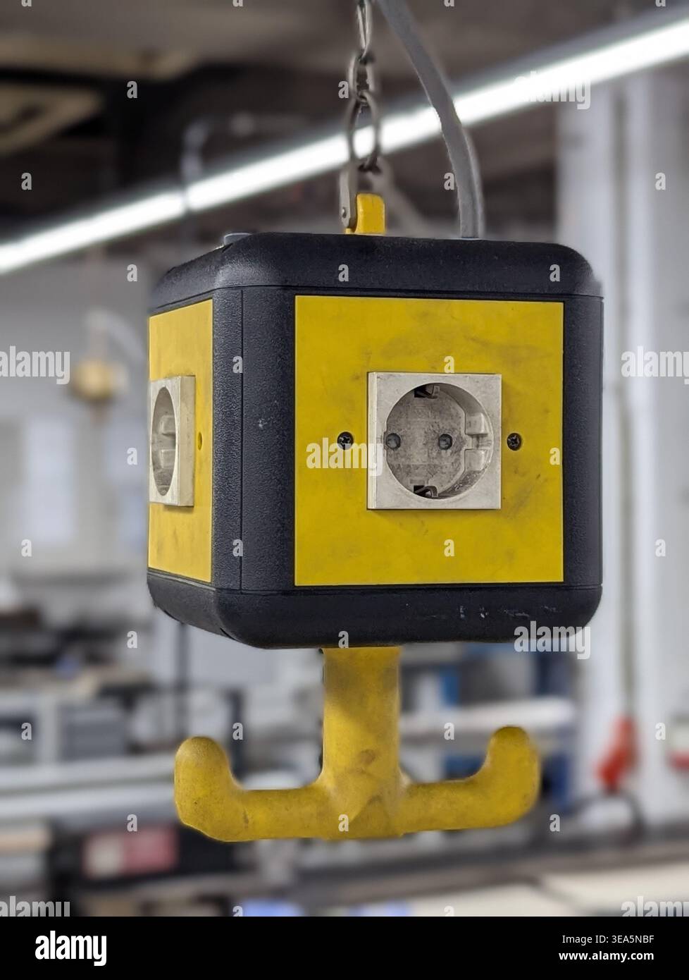 Dettaglio dell'attrezzatura industriale che mostra una robusta leva di comando su una superficie metallica grigia. Perfetto per i concetti di industria manifatturiera e automazione industriale Foto Stock