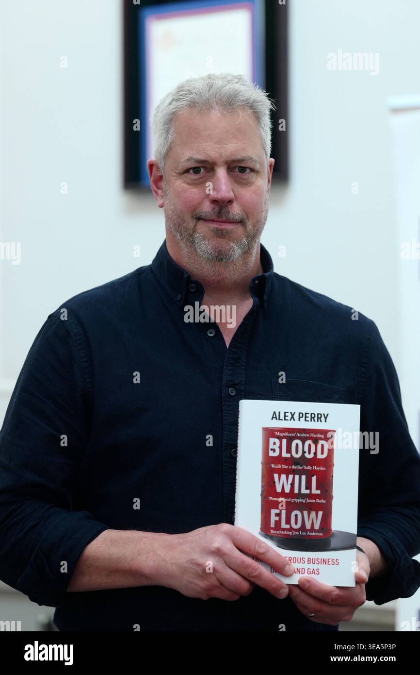 LONDRA, Regno Unito, 21 aprile 2026. L'autore Alex Perry presenta il suo nuovo libro, Blood Will Flow: The Murderous Business of Oil and gas. Crediti: Ian Bozic, Alamy Live News Foto Stock
