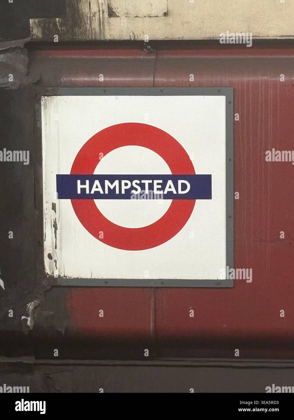 Segnaletica circolare Bar & Circle per la stazione della metropolitana di Hampstead sulla linea nord, lo staion più profondo della netword della metropolitana situata a Camden. Foto Stock