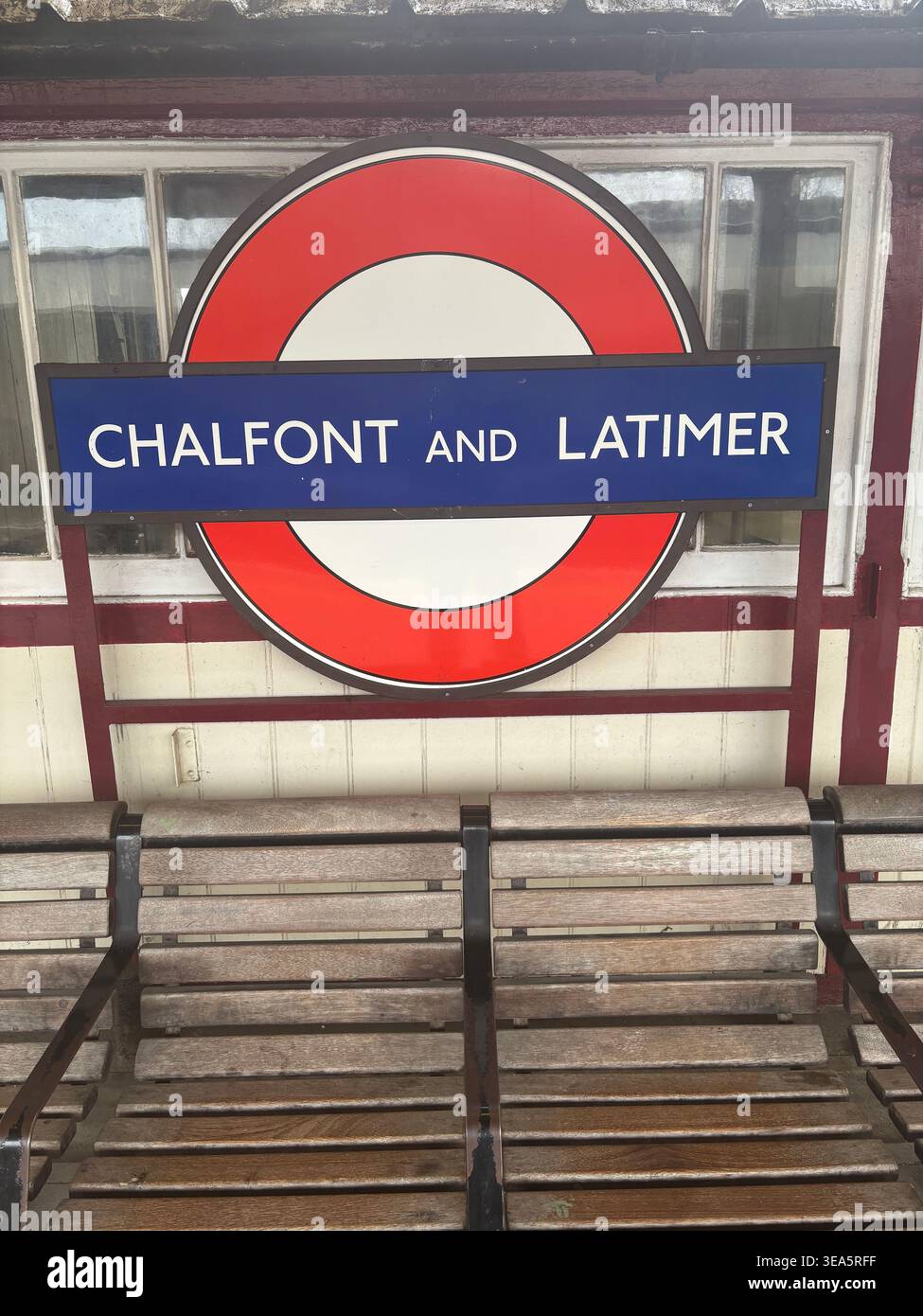 Cartello circolare della metropolitana di Londra per la stazione di Chalfont & Latimer sulla linea metropolitana, Buckinghamshire Regno Unito. Classico sigange TFL rosso, bianco e blu. - Immagine stock catturata con smartphone
