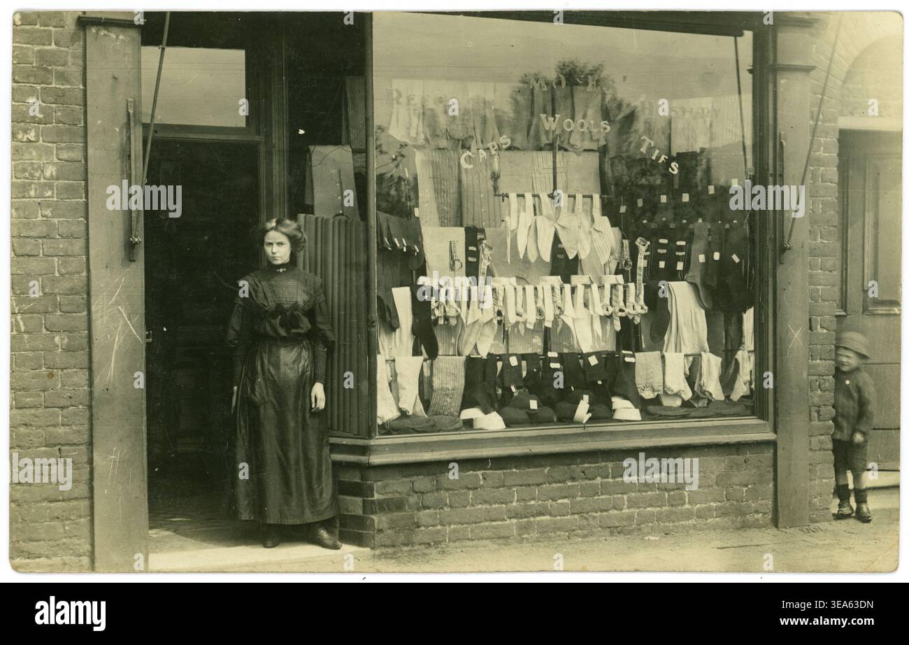 Anni '1900, '1910 edoardiano, negozio vittoriano - proprietaria donna, outfitters uomo, 1900 anni '1910 negozi di drappi, datato 31 maggio 1911, Warrington, Regno Unito Foto Stock
