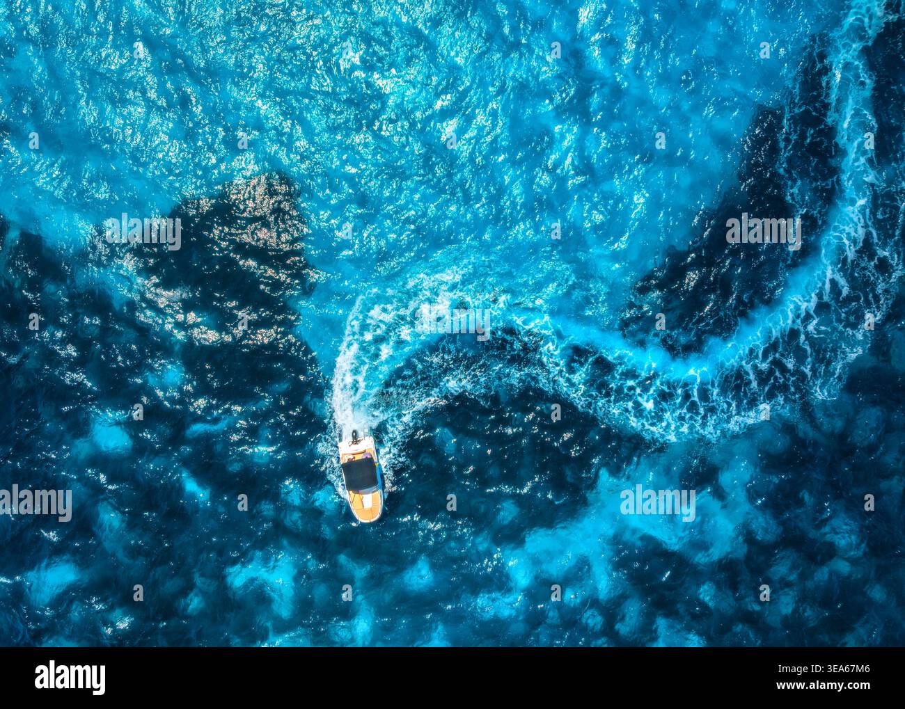 Vista aerea del motoscafo con risveglio curvo nel mare turchese Foto Stock