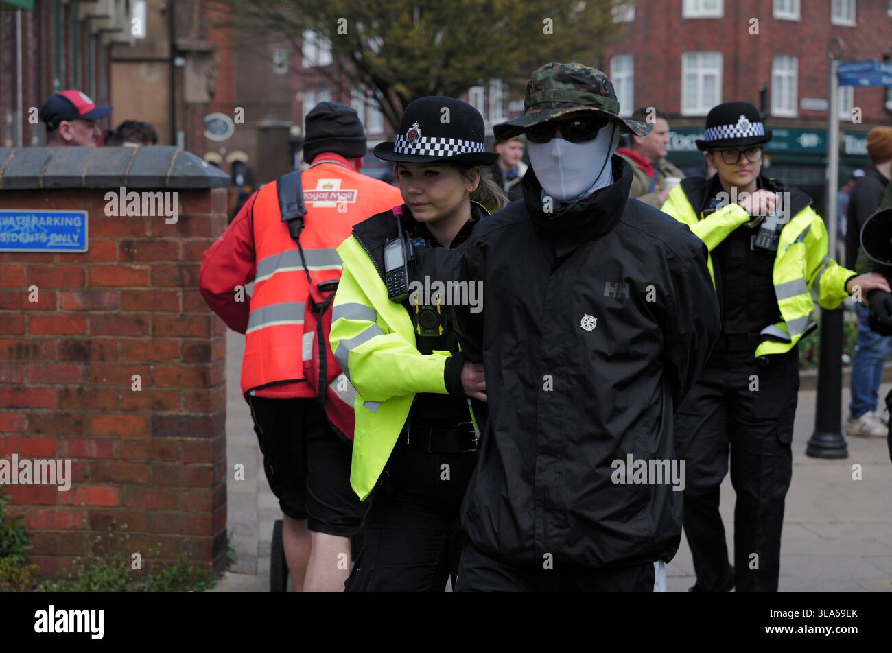 28/04/2026 Nuneaton, protesta di emigrazione a Nuneaton con arresti di membri del fronte ariano Foto Stock