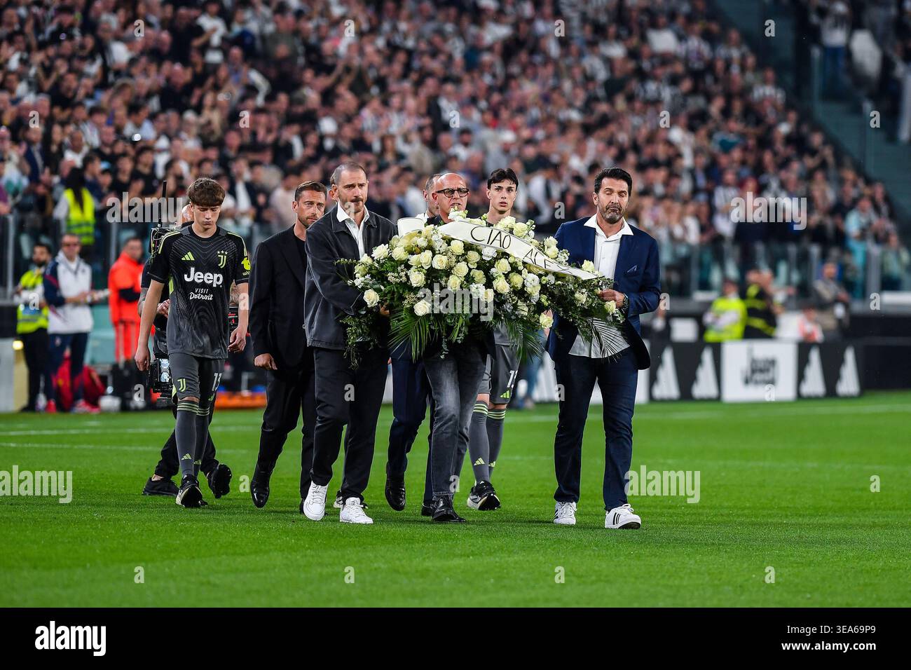 Gli ex giocatori della Juventus Gianluigi Buffon, Antonio Chimenti, Leonardo Bonucci, Giorgio Chiellini, Claudio Marchisio rendono omaggio all'ex giocatore Alex Manninger morto pochi giorni fa durante la partita di serie A 2025/26 tra Juventus FC e Bologna FC allo stadio Allianz di Torino Foto Stock