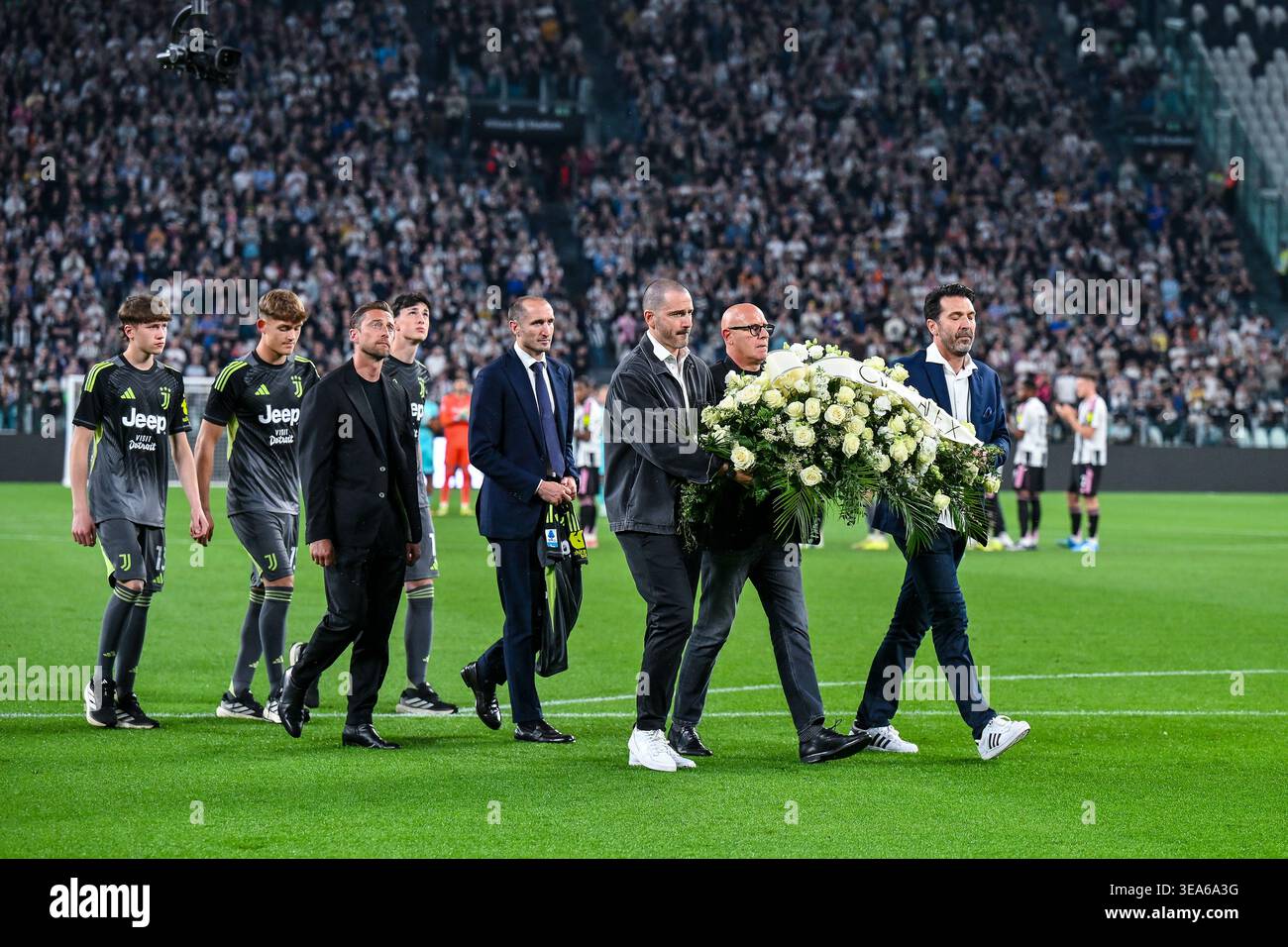 Gli ex giocatori della Juventus Gianluigi Buffon, Antonio Chimenti, Leonardo Bonucci, Giorgio Chiellini, Claudio Marchisio rendono omaggio all'ex giocatore Alex Manninger morto pochi giorni fa durante la partita di serie A 2025/26 tra Juventus FC e Bologna FC allo stadio Allianz di Torino Foto Stock