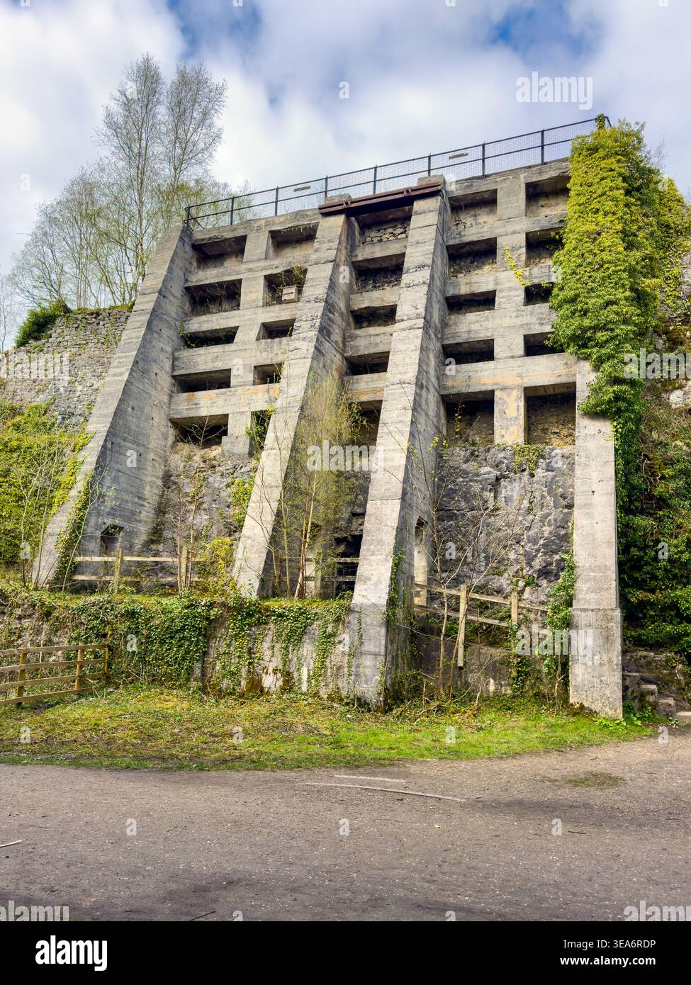 Struttura abbandonata del forno a calce sul Monsal Trail, Peak District National Park, Derbyshire, Inghilterra, Regno Unito Foto Stock