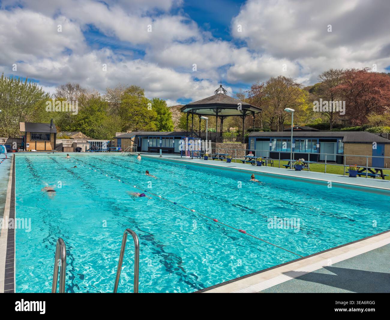 Piscina all'aperto Hathersage con nuotatori e tribuna, Peak District National Park, Derbyshire, Inghilterra, Regno Unito. Foto Stock