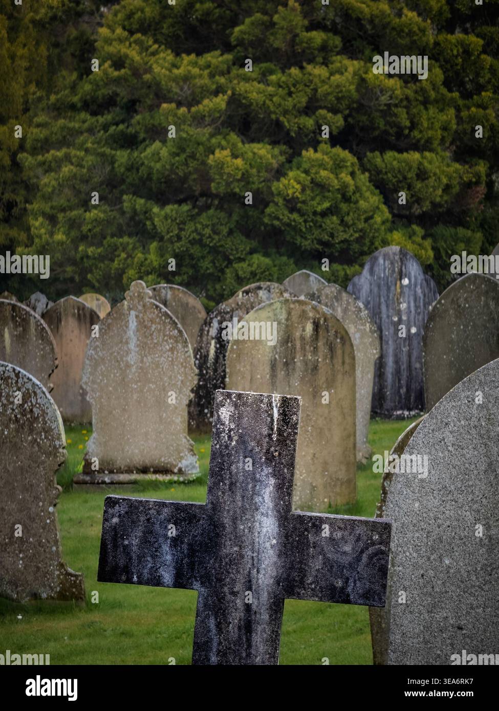 Lapidi e croce nel cimitero di St Michael, Hathersage, Derbyshire, Regno Unito Foto Stock