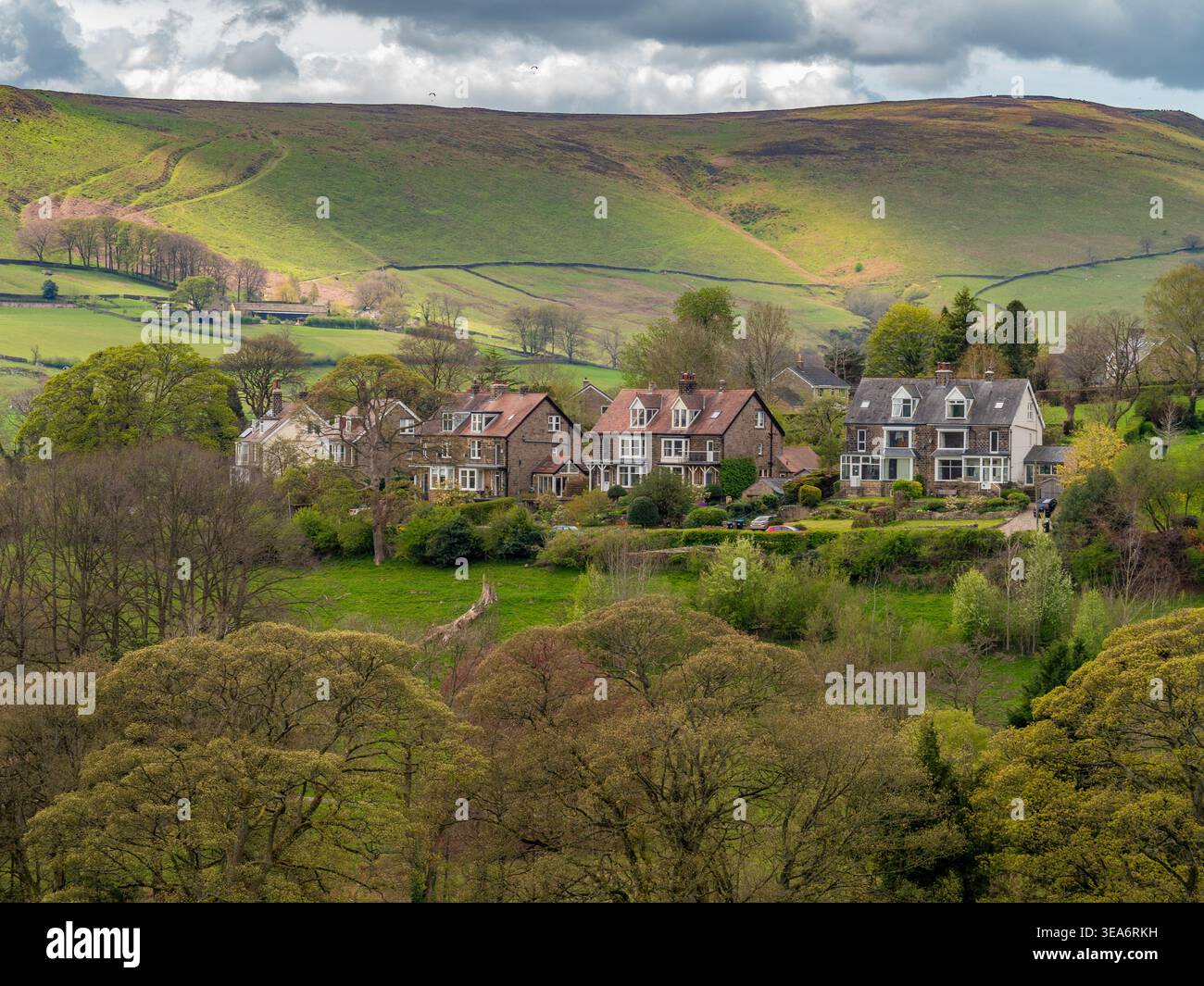 Case ai margini del villaggio di Hathersage con colline ondulate del Peak District National Park, Derbyshire, Inghilterra, UKHathersage, Derbyshire, picco di Foto Stock