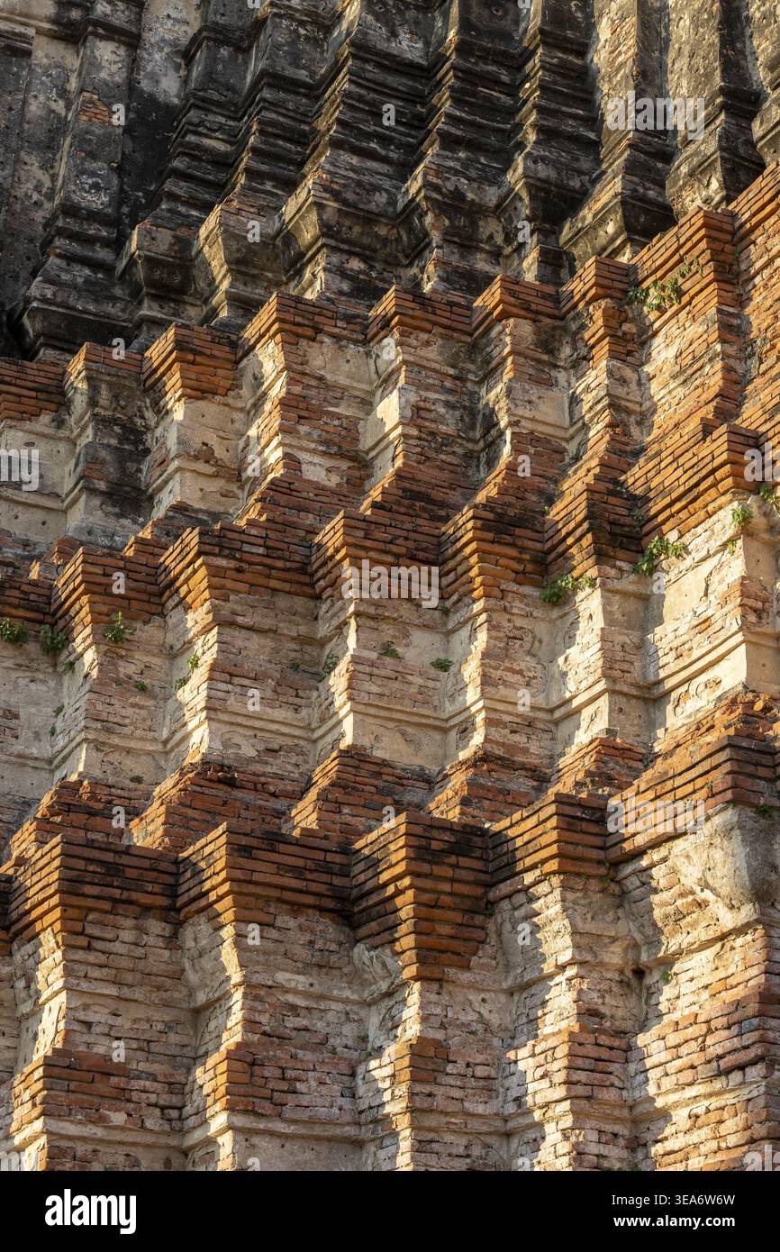L'antica maestosa architettura in mattoni del tempio storico di wat ayutthaya thailandia mostra un'atmosfera serena con una bella luce del sole e ombre profonde evidenziatori Foto Stock