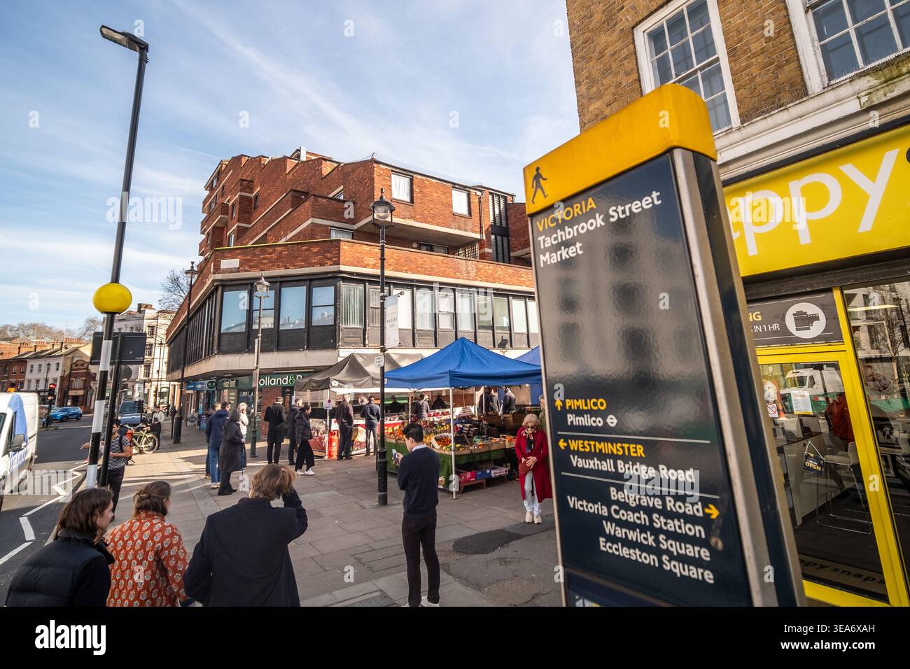 LONDRA - 2 MAGGIO 2026: Tachbrook Street Victoria SW1V - vivace mercato di strada con bancarelle e negozi vicino a Pimlico. Foto Stock