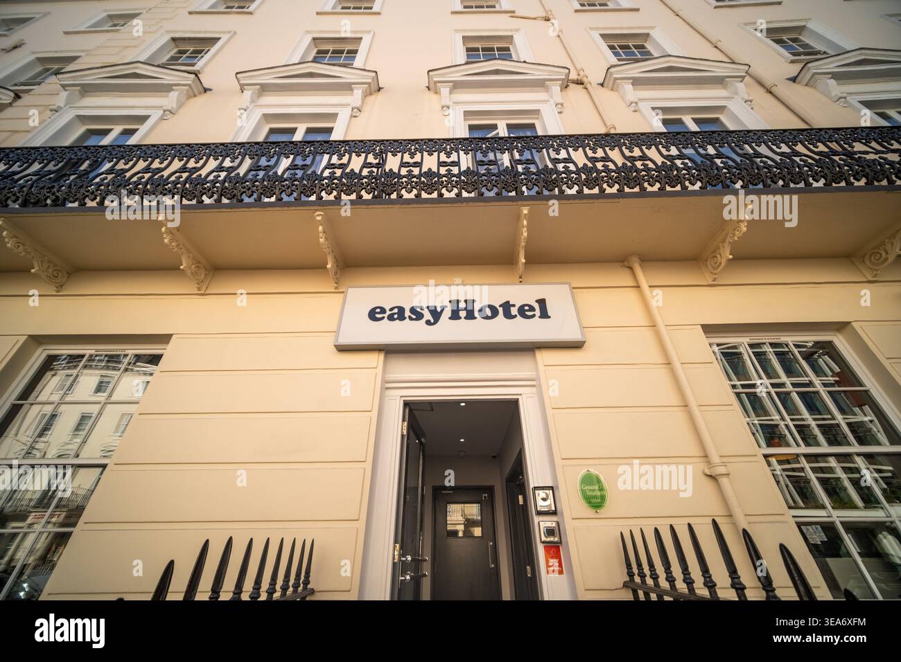 LONDRA - 2 MAGGIO 2026: Belgrave Road Victoria SW1V - insegna arancione dell'easyHotel sulla classica facciata bianca dell'edificio. Foto Stock