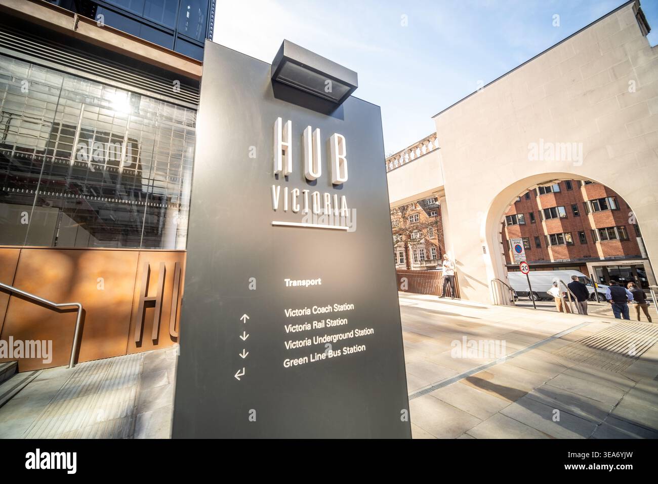 LONDRA - 2 MAGGIO 2026: Hub Victoria Buckingham Palace Road SW1W - moderno hub di trasporto con indicazione Victoria Stations. Foto Stock