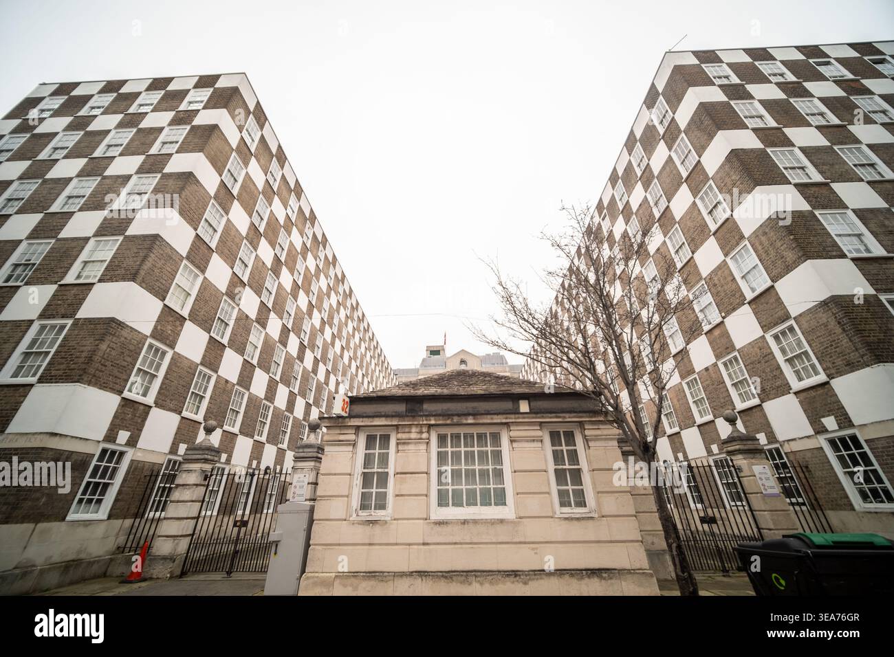LONDRA - 6 MAGGIO 2026: Page Street Westminster - iconica architettura di Edwin Lutyens a scacchi per l'edilizia popolare. Foto Stock
