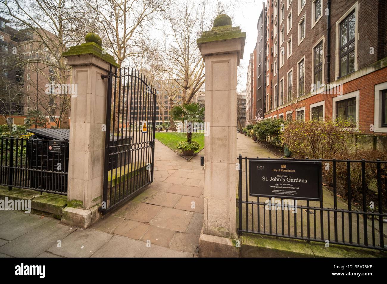LONDRA - 6 MAGGIO 2026: St John's Gardens Westminster - cartello di benvenuto del parco con alberi e panchine. Foto Stock