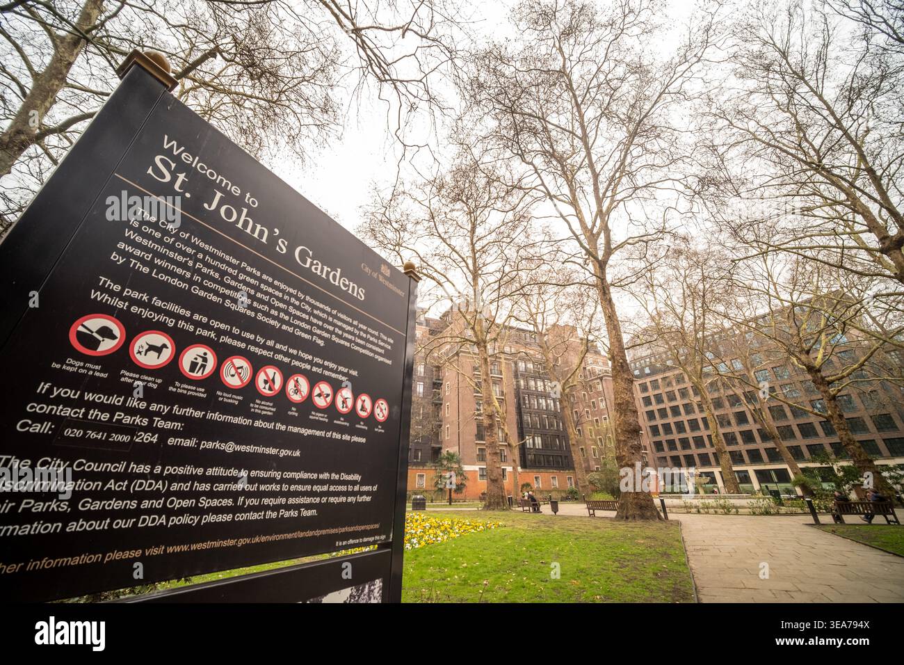 LONDRA - 6 MAGGIO 2026: St John's Gardens Westminster - cartello di benvenuto del parco con alberi e panchine. Foto Stock