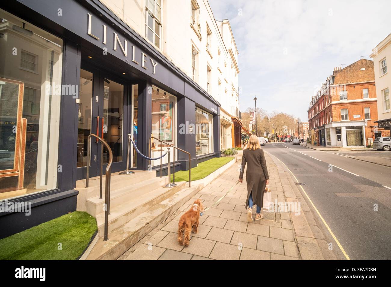 LONDRA - 09 MAGGIO 2026: Pimlico Road Chelsea - strada di lusso con negozi Linley Sibyl Colefax John Fowler. Foto Stock