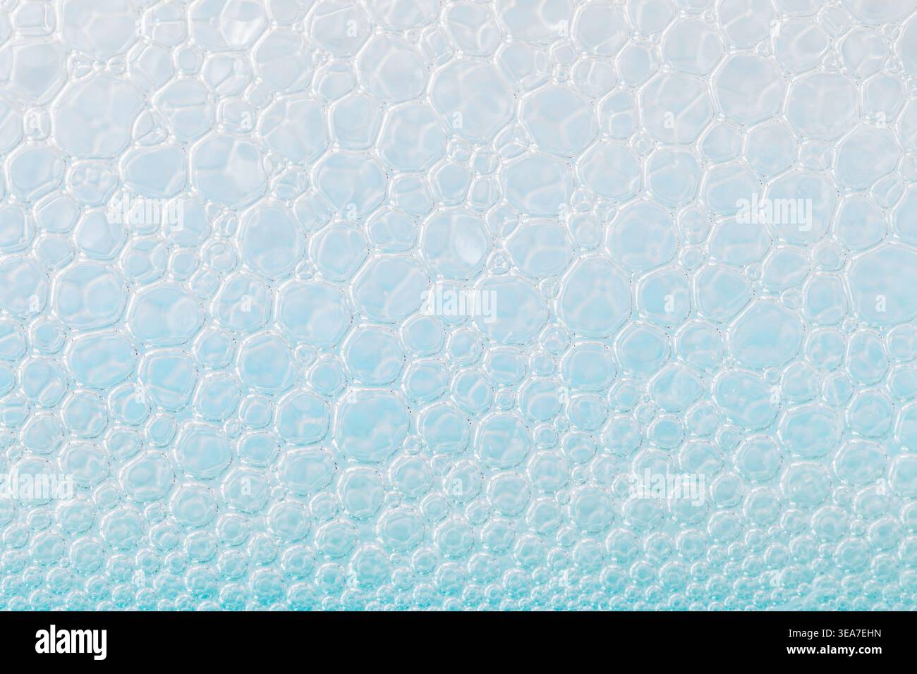 Consistenza astratta di bolle di schiuma di sapone azzurro che rappresentano l'igiene e la pulizia Foto Stock