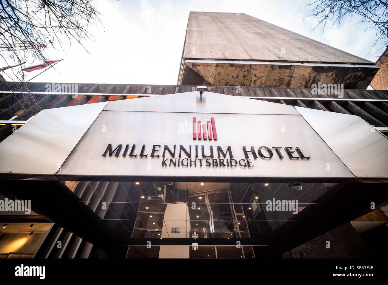 LONDRA - 9 MAGGIO 2026: Sloane Street Knightsbridge - ingresso di lusso al Millennium Hotel. Foto Stock