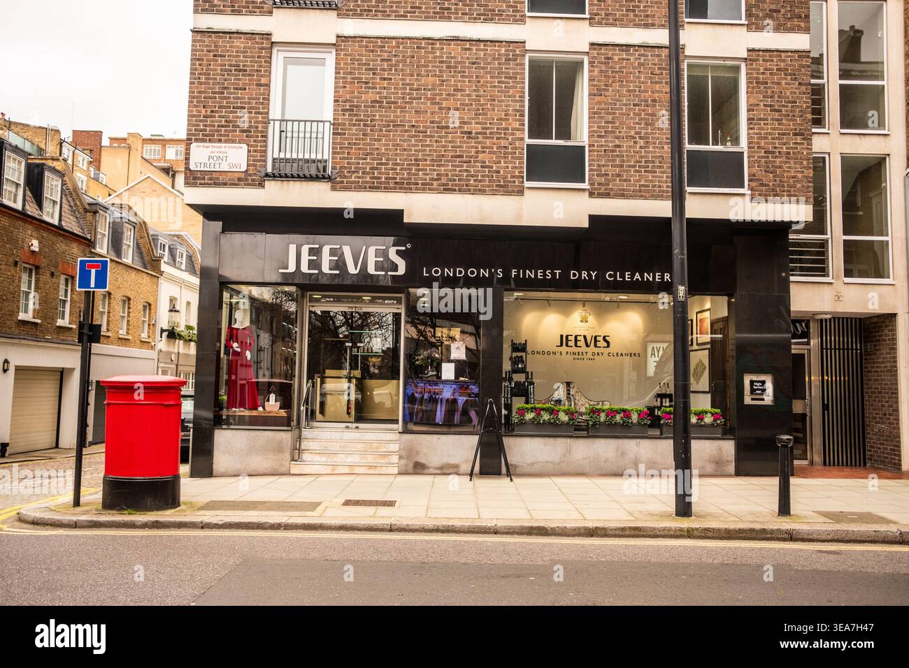 LONDRA - 12 MAGGIO 2026: PONT STREET SW1X - Jeeves Luxury Dry Cleaners Outside Chelsea Foto Stock