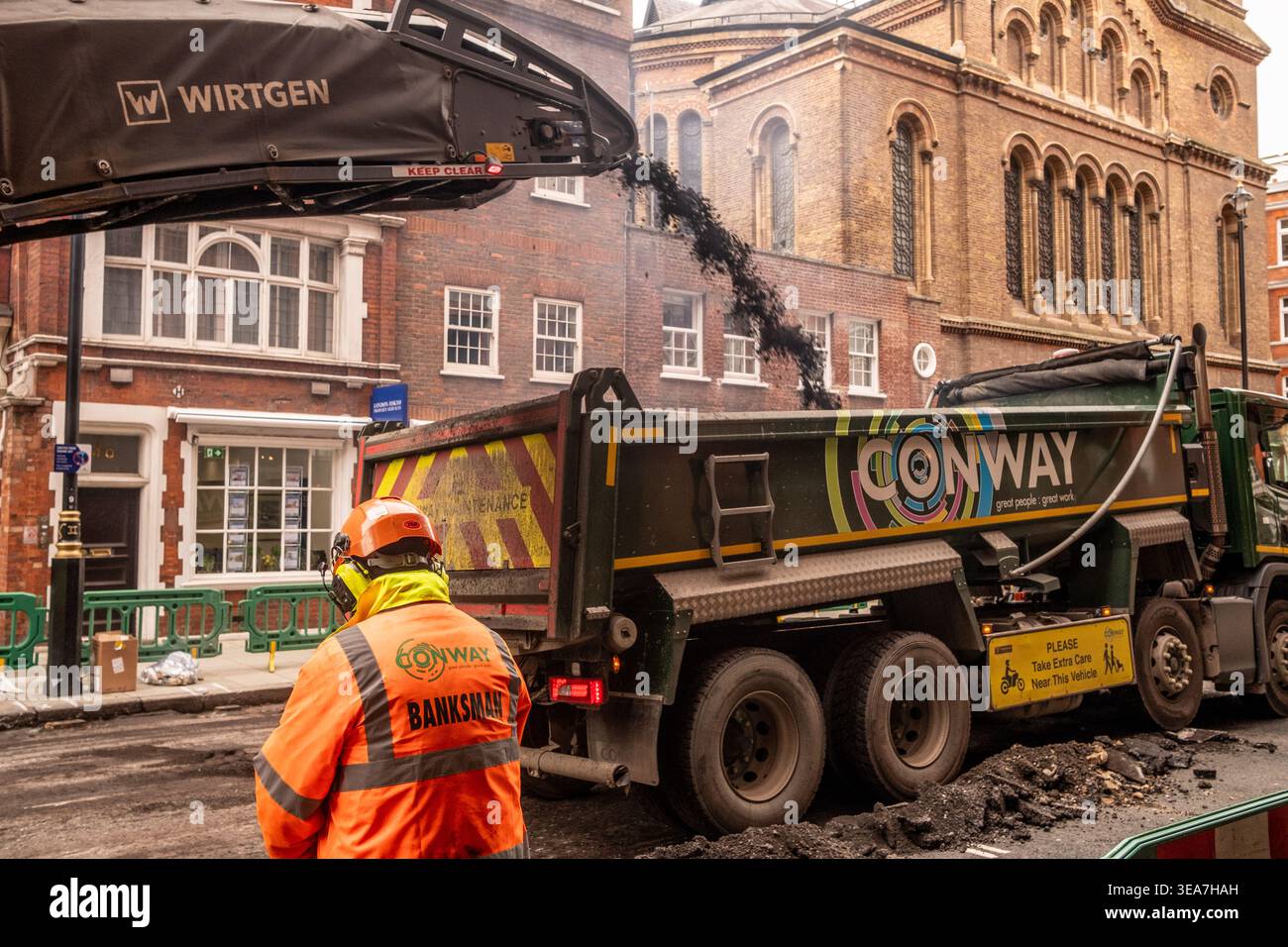 LONDRA - 13 MARZO 2026: Lavori di manutenzione stradale per autocarri per asfalto Conway Westminster Londra Foto Stock