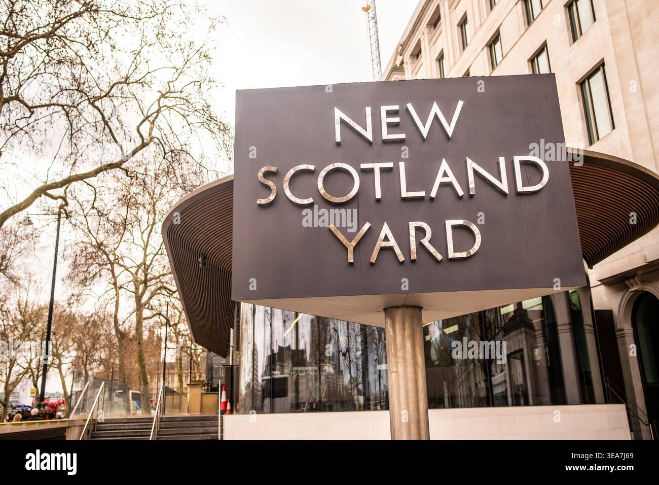 LONDRA - 13 MARZO 2026: New Scotland Yard firma Victoria Embankment Metropolitan Police HQ Londra Foto Stock