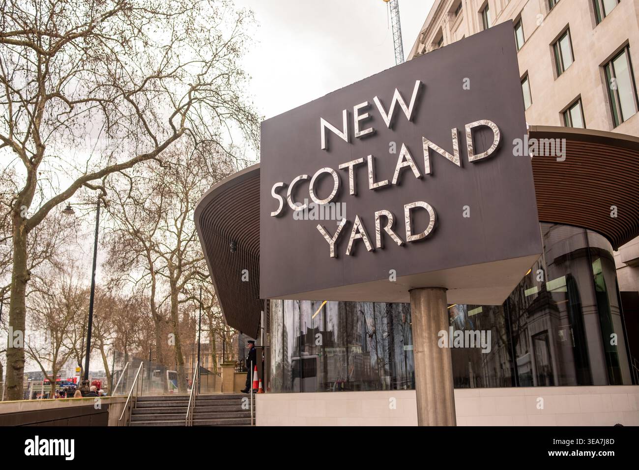 LONDRA - 13 MARZO 2026: New Scotland Yard firma Victoria Embankment Metropolitan Police HQ Londra Foto Stock
